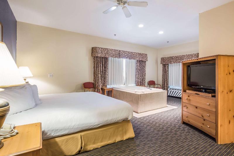 Days Inn By Wyndham Mackinaw City/Bridgeview Area image
