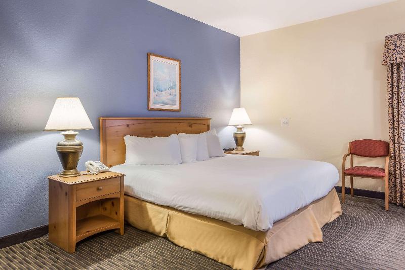 Days Inn By Wyndham Mackinaw City/Bridgeview Area image