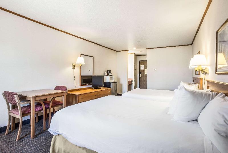 Days Inn By Wyndham Mackinaw City/Bridgeview Area image