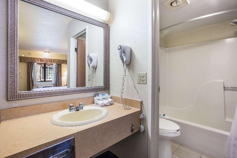 Days Inn By Wyndham Mackinaw City/Bridgeview Area image