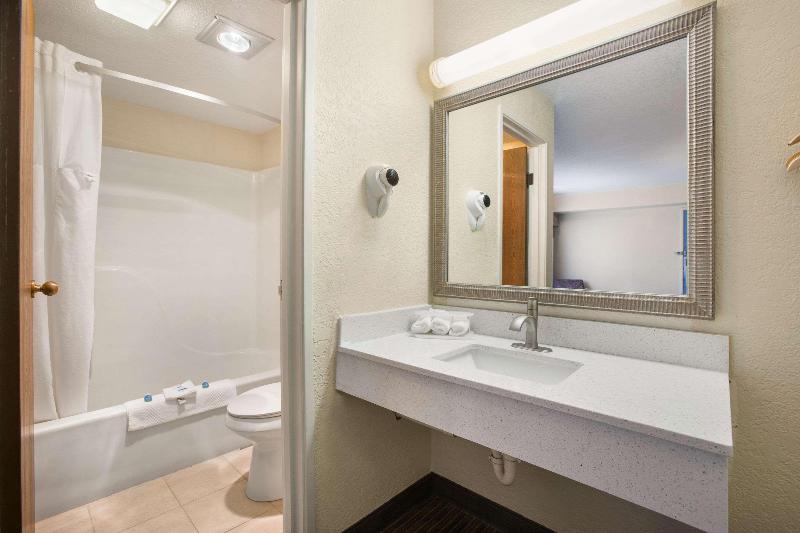 Days Inn By Wyndham Mackinaw City/Bridgeview Area image