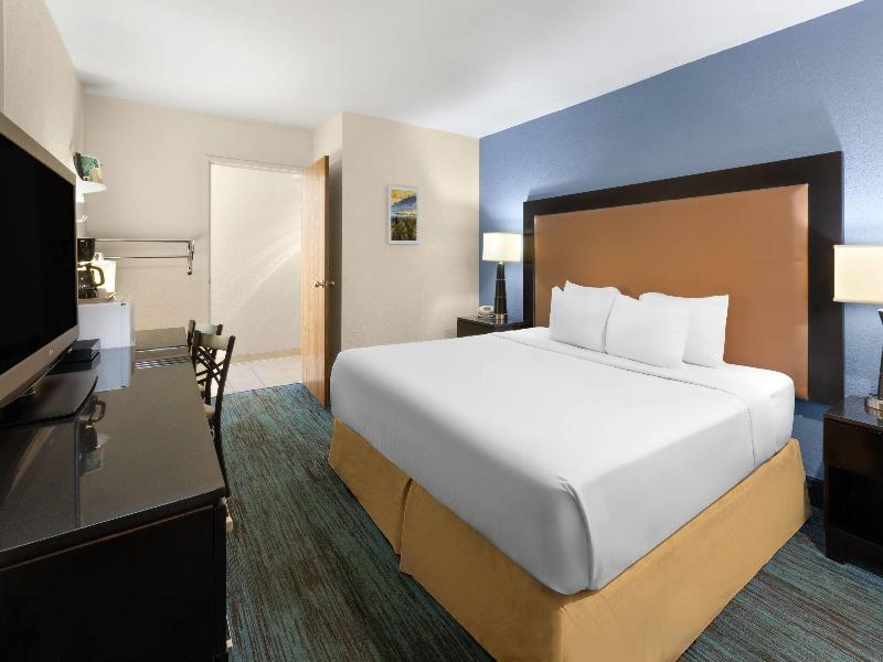 Days Inn By Wyndham Mackinaw City/Bridgeview Area image