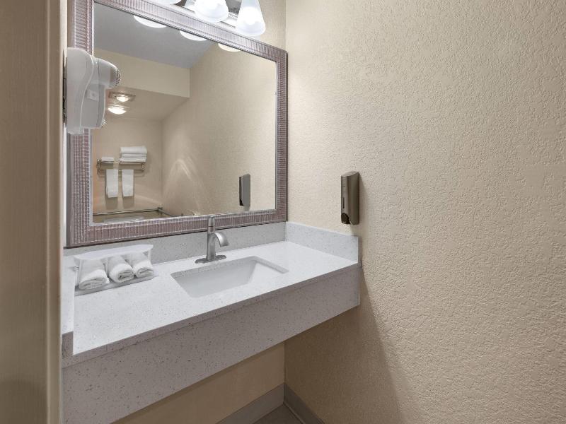 Days Inn By Wyndham Mackinaw City/Bridgeview Area image