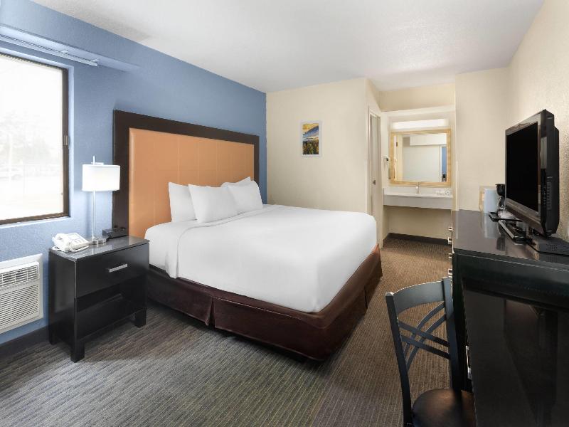 Days Inn By Wyndham Mackinaw City/Bridgeview Area image