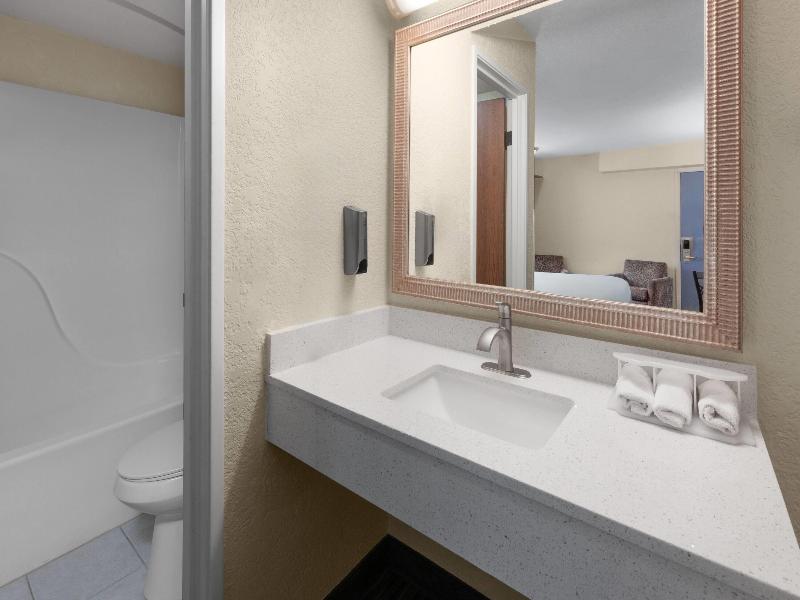 Days Inn By Wyndham Mackinaw City/Bridgeview Area image