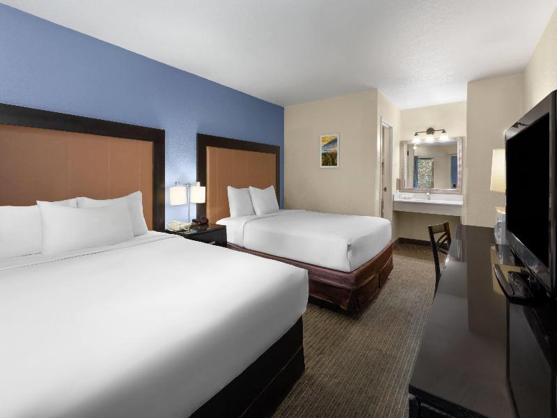 Days Inn By Wyndham Mackinaw City/Bridgeview Area image