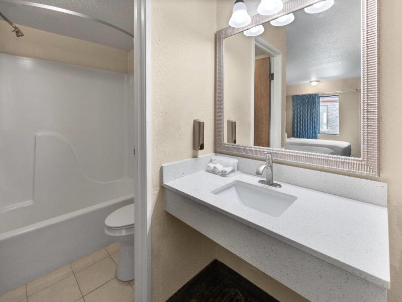 Days Inn By Wyndham Mackinaw City/Bridgeview Area image