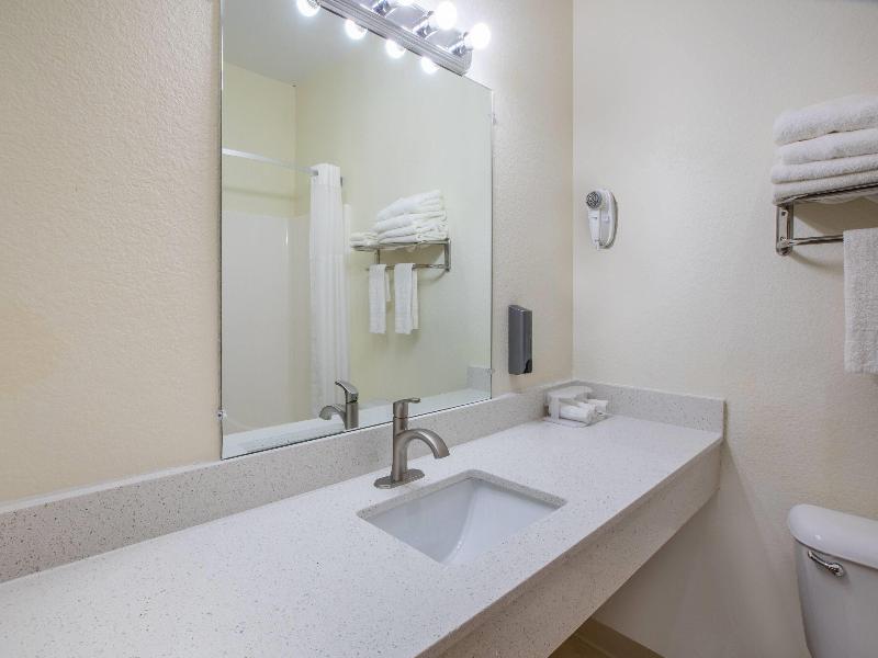 Days Inn By Wyndham Mackinaw City/Bridgeview Area image