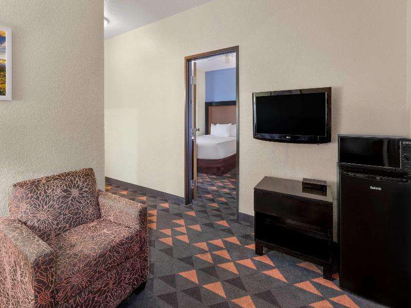 Days Inn By Wyndham Mackinaw City/Bridgeview Area image