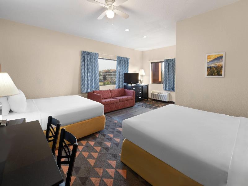 Days Inn By Wyndham Mackinaw City/Bridgeview Area image