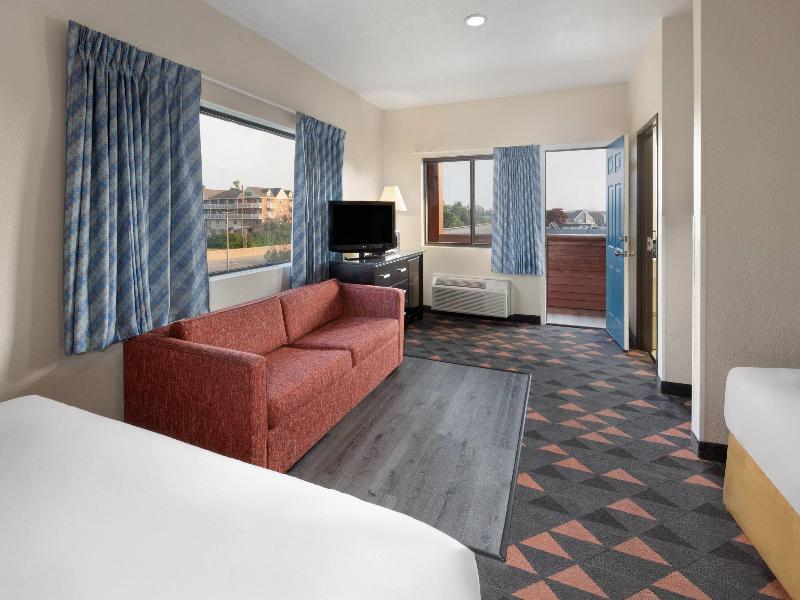 Days Inn By Wyndham Mackinaw City/Bridgeview Area image