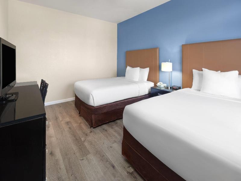 Days Inn By Wyndham Mackinaw City/Bridgeview Area image