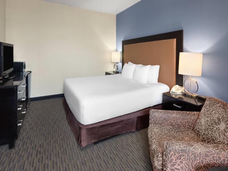 Days Inn By Wyndham Mackinaw City/Bridgeview Area image
