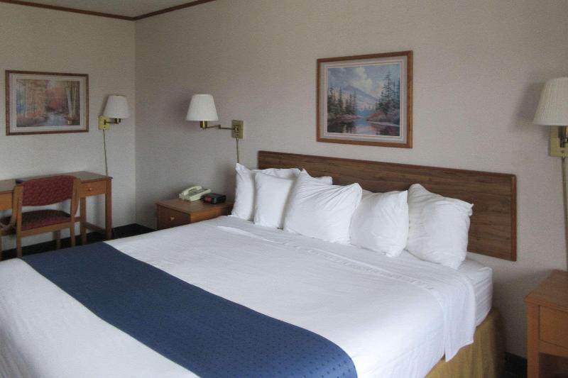 Days Inn By Wyndham Mackinaw City/Bridgeview Area image