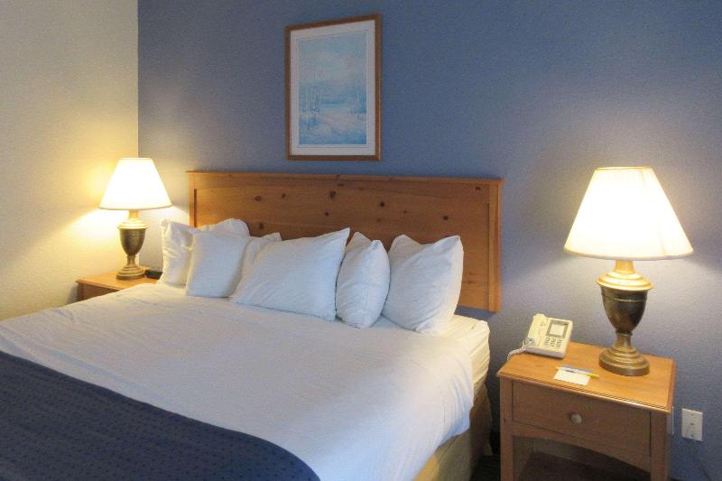 Days Inn By Wyndham Mackinaw City/Bridgeview Area image