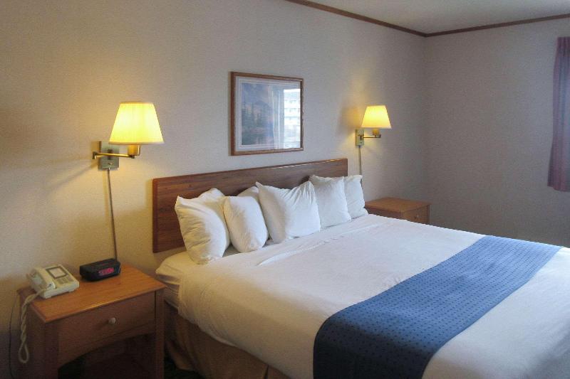 Days Inn By Wyndham Mackinaw City/Bridgeview Area image