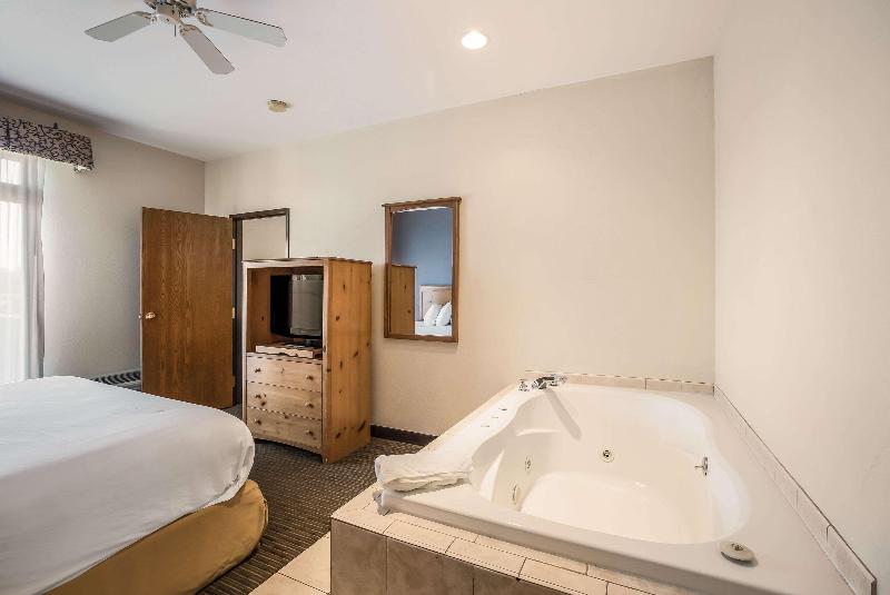 Days Inn By Wyndham Mackinaw City/Bridgeview Area image