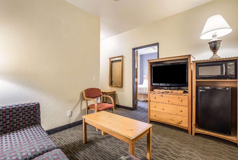 Days Inn By Wyndham Mackinaw City/Bridgeview Area image