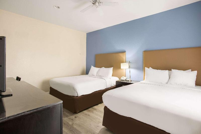 Days Inn By Wyndham Mackinaw City/Bridgeview Area image