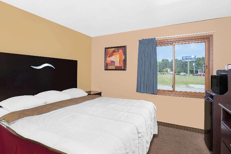 Super 8 by Wyndham Sheboygan WI image