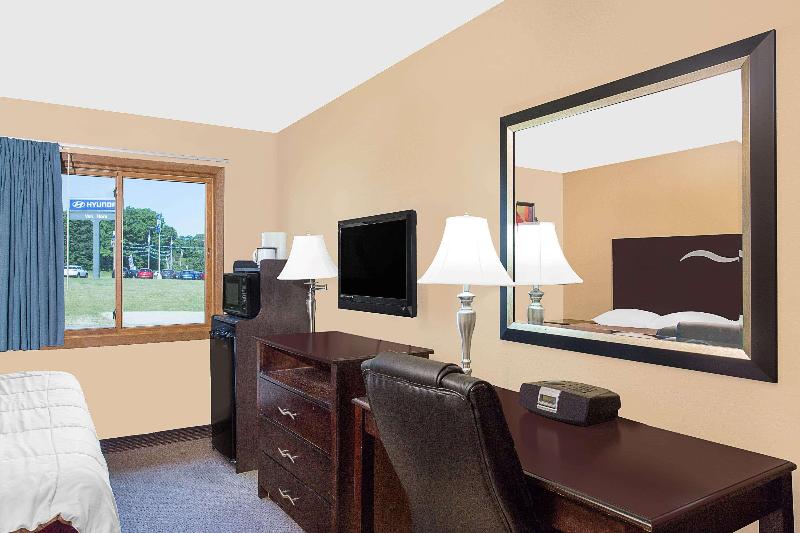 Super 8 by Wyndham Sheboygan WI image