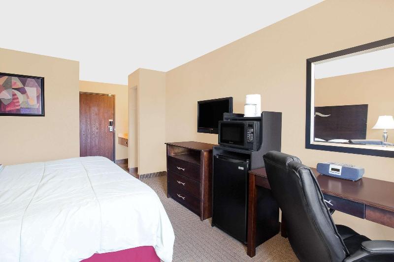 Super 8 by Wyndham Sheboygan WI image