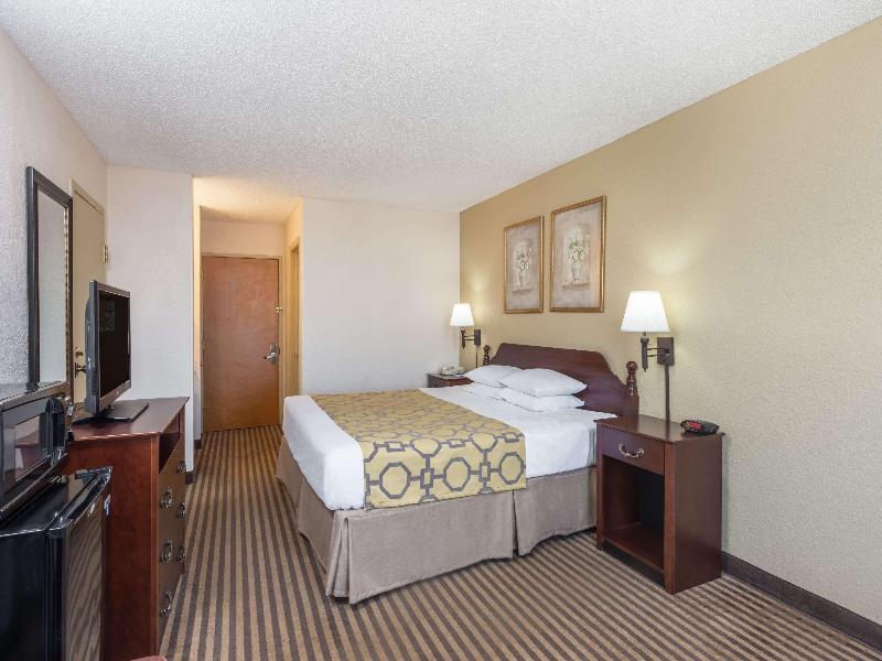 Baymont by Wyndham Metropolis image