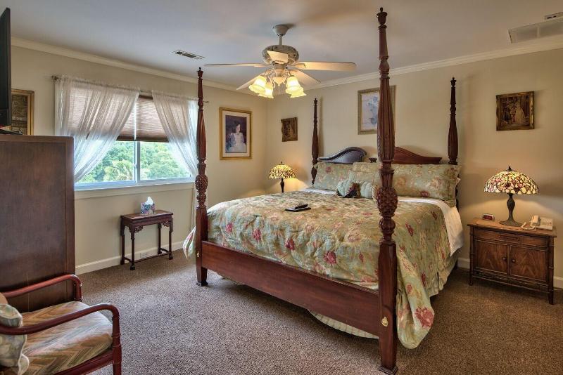 DOUBLE DELUXE KING BED