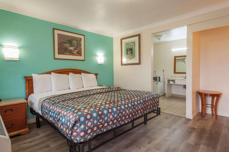 Vagabond Inn Hemet image