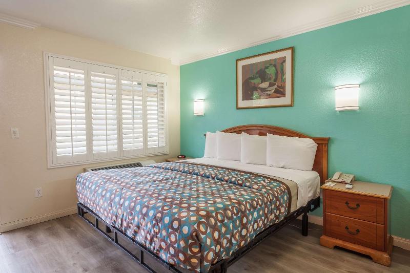 Vagabond Inn Hemet image