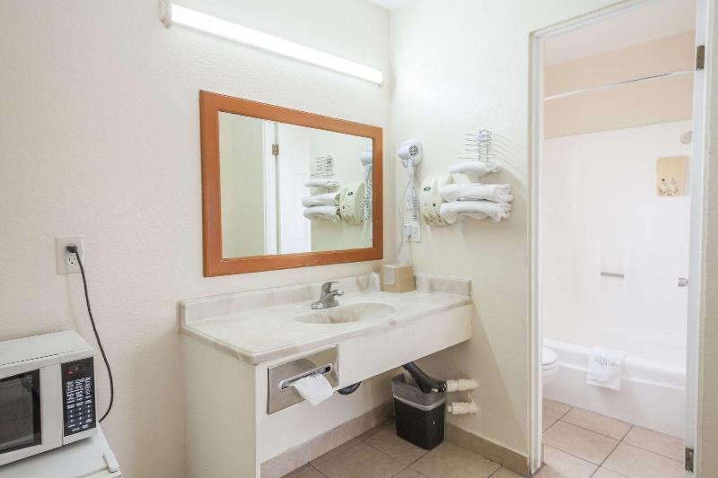 Vagabond Inn Hemet image