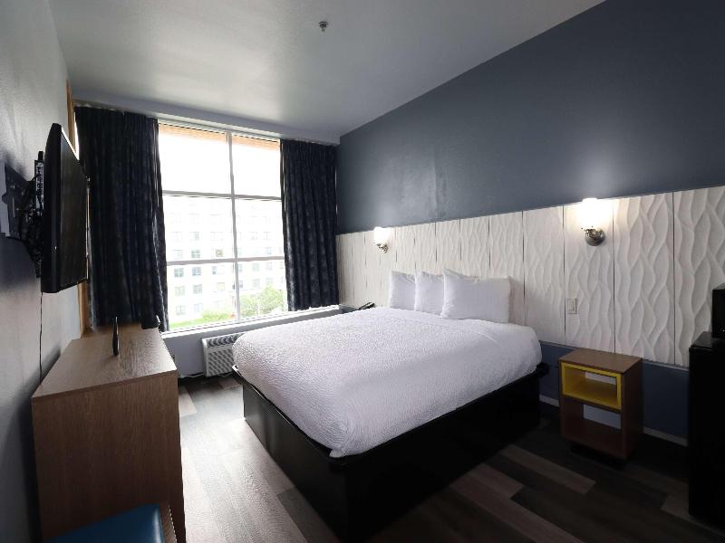 Days Inn & Suites By Wyndham Milwaukee image