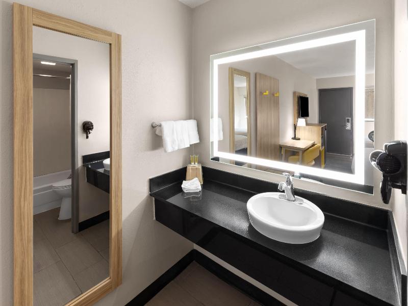Days Inn by Wyndham Kansas City Northeast image