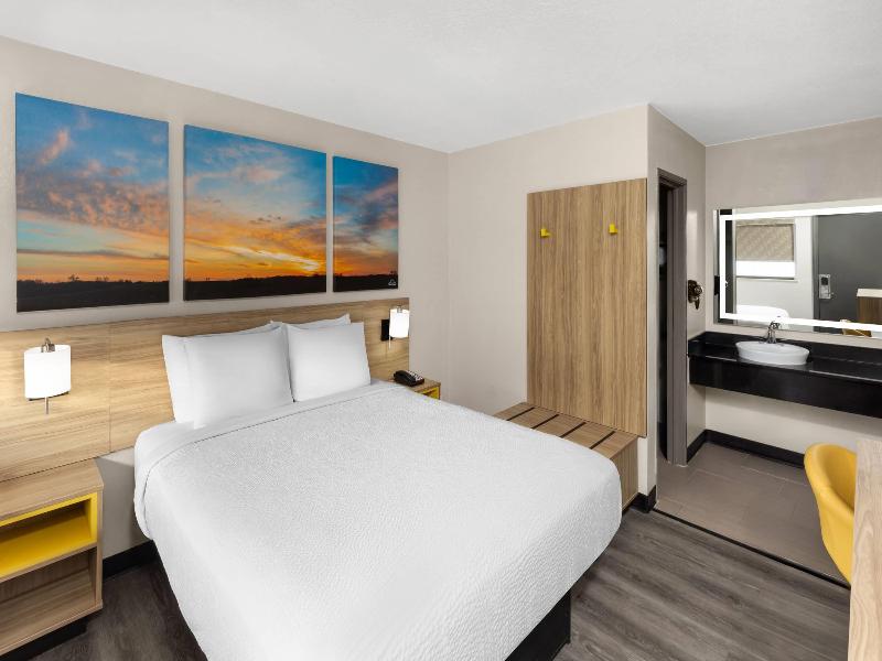 Days Inn by Wyndham Kansas City Northeast image