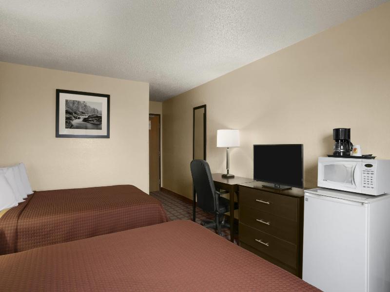 Super 8 By Wyndham Saginaw image