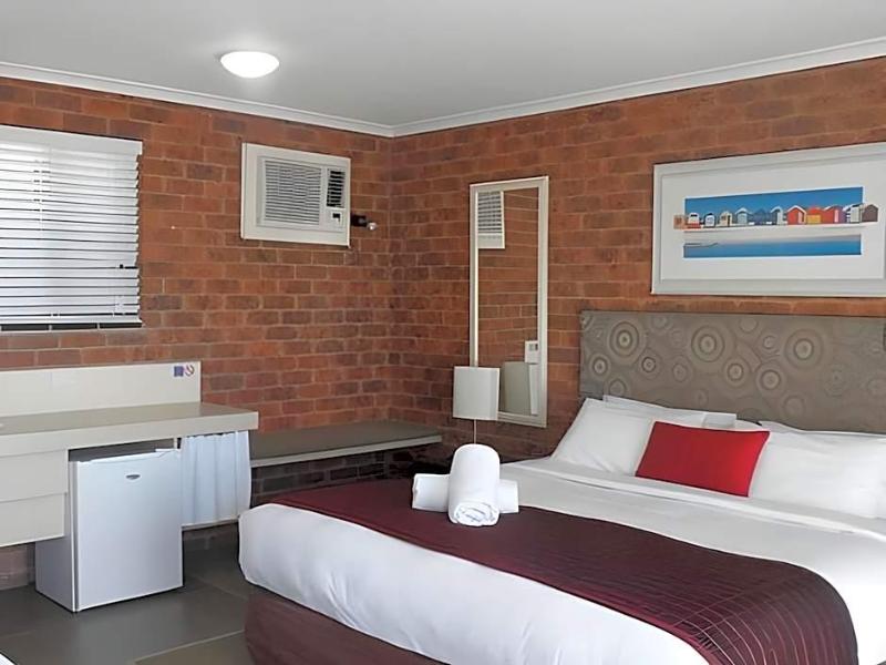 Admiral Motel image