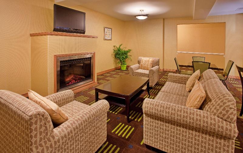 Holiday Inn Express Hotel & Suites Kansas City Spo