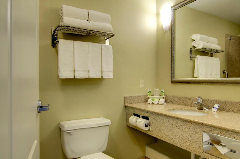 Holiday Inn Express Hotel & Suites Kansas City Spo photo 19