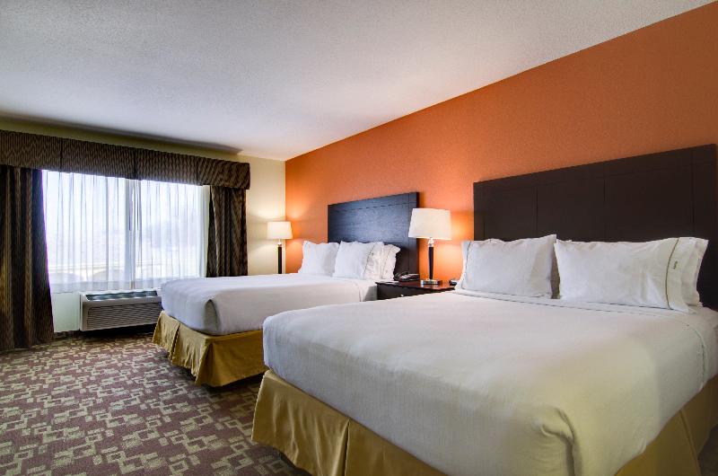 Holiday Inn Express Hotel & Suites Kansas City Spo photo 20