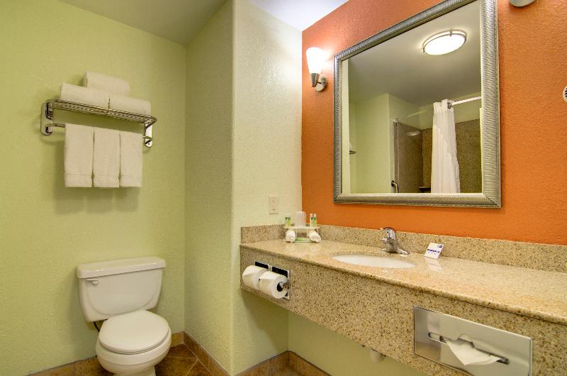 Holiday Inn Express Hotel & Suites Kansas City Spo photo 15