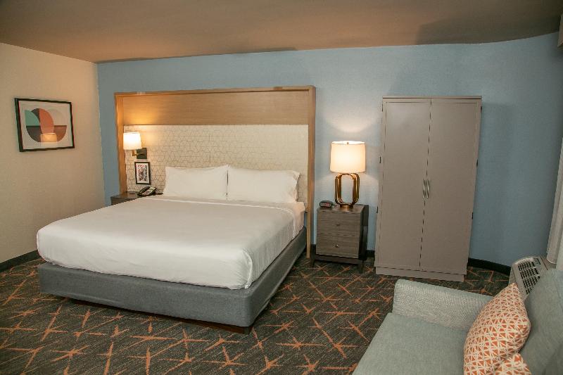 Holiday Inn New Orleans West Bank Tower image