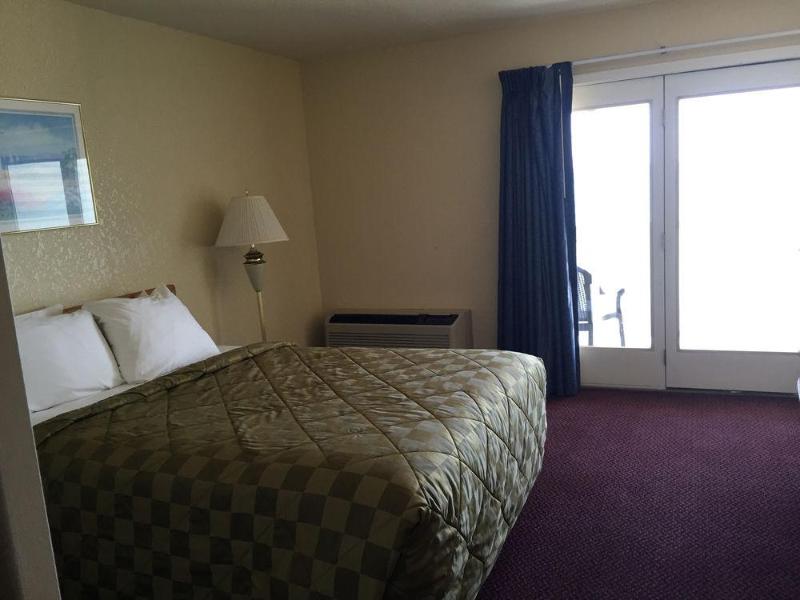 Aqua Grand Mackinaw Inn & Waterpark