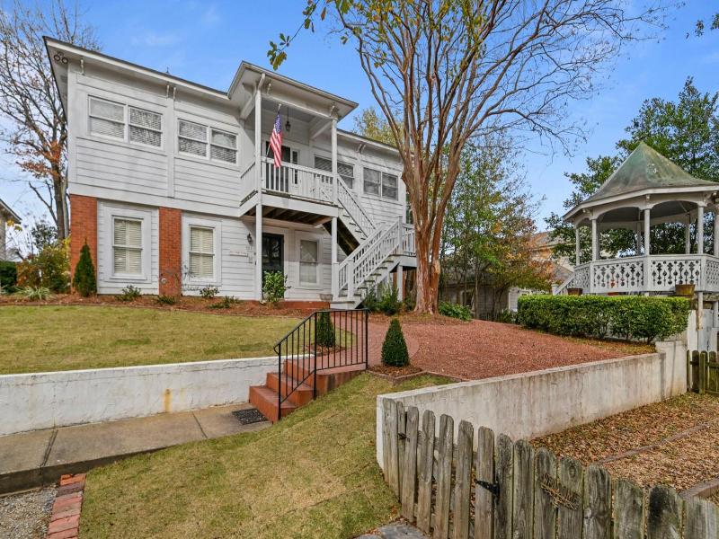 Red Bluff Cottage Bed & Breakfast