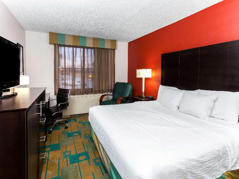 La Quinta Inn & Suites Milwaukee Bayshore Area image