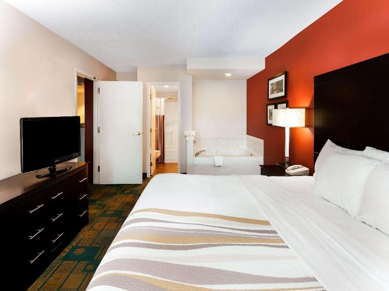 La Quinta Inn & Suites Milwaukee Bayshore Area image