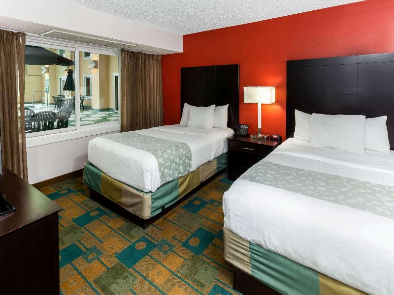 La Quinta Inn & Suites Milwaukee Bayshore Area image