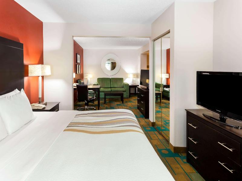 La Quinta Inn & Suites Milwaukee Bayshore Area image