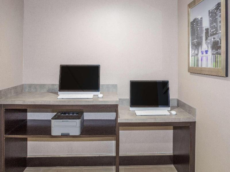 La Quinta Inn Orlando - Universal Studios image