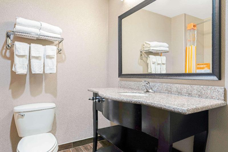 La Quinta Inn & Suites Mcalester image