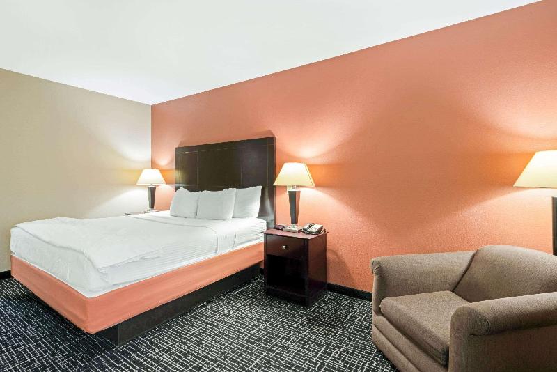 La Quinta Inn & Suites Mcalester image